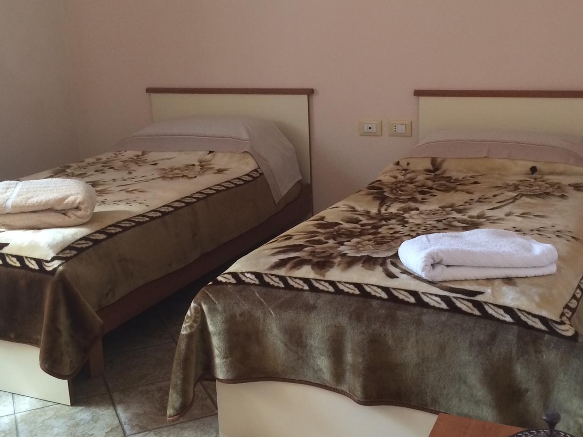 Friends House Bed & Breakfast Tiranë Eksteriør bilde